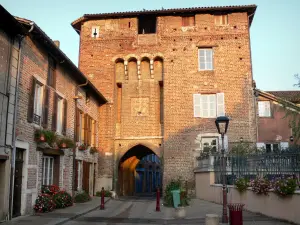 沙拉龙恩河畔沙蒂利翁 - Porte de Villars（古代防御工事的遗迹）和用鲜花装饰的房屋外墙