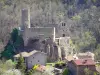 沙朗孔 - 中世纪城堡和罗马式教堂俯瞰村庄的房子
