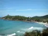 沿海景观科西嘉岛 - CôtedesNacres：Fautea的手柄，有灌木丛，沙滩，地中海，海浪，海岸和热那亚塔