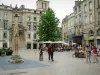 波尔多 - Saint-Projet广场十字架，咖啡馆露台和老城区的外墙