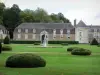 洛里城堡 - La Chapelle-sur-Oudon城堡，花园装饰着喷泉，水喷射灌木和树木