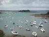 滨海圣布里阿克 - 翡翠海岸的海滨度假胜地：码头的小船和帆船
