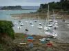 滨海圣布里阿克 - 翡翠海岸的海滨度假胜地：退潮，岩石和海岸的小船的帆船和帆船