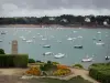 滨海圣布里阿克 - 翡翠海岸的海滨度假胜地：码头的船和帆船的视图