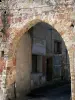 猬 - Gateuil门和中世纪村庄的房子门面