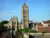 瓦兹河畔博蒙特 - 圣洛朗教堂的文艺复兴广场塔和城市房屋的屋顶