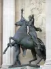 発見の宮殿 - グラン・パレのファサードの詳細：無知にもかかわらず移動中の彫刻科学