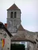 的Chauvigny - 圣皮埃尔学院教堂（罗马式教堂）的钟楼和上部城镇的房子