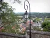 的Chauvigny - 在前景的路灯柱有城市地平线的看法，Notre Dame教会的钟楼和周围的乡下