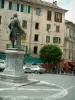 科尔特 - Paoli广场与Pascal Paoli青铜雕像，房子在背景中