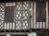 科隆 - 巴斯蒂德：半木结构房屋的外墙和科隆旅游局的标志