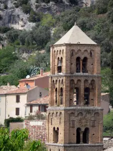 穆斯蒂耶尔圣玛丽 - Notre-Dame-de-l'Assomption教堂的钟楼和村庄的房子