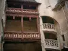 第戎 - 张伯伦酒店：两层雕刻木制画廊和螺旋楼梯