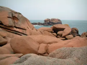 粉红色花岗岩海岸 - Rochers de Ploumanac'h：巨大的粉红色花岗岩岩石和海洋（海峡）