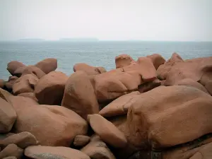 粉红色花岗岩海岸 - Rochers de Ploumanac'h：大粉红色花岗岩岩石和海（海峡）
