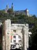 维也纳 - 西布莉花园（考古花园）：论坛门廊的拱廊（高卢罗马遗迹）; Mount Pipet及其Notre-Dame de Pipet教堂俯瞰整个城堡