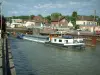 船员之城 - Longueil-Annel：驳船在横向运河上航行至Oise，银行和房屋