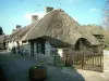 茅草屋 - 在Kerascoët的茅草屋顶的石头房子