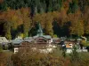 莫尔济讷 - 秋天色的树，教会尖顶和村庄瑞士山中的牧人小屋（冬天和夏天体育手段），在上部Chablais