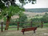 莫莱斯梅修道院 - 可以看到周围景观的长凳