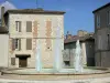 莱克图尔 - 喷泉盆地和老城区的房屋外墙;在Lomagne Gersoise