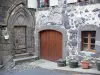 萨莱 - 一个房子的老木门在中世纪城市
