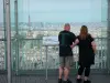 蒙帕纳斯大厦 - 全景露台的定位桌享有艾菲尔铁塔和LaDéfense的景致