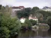 蒙特莫里隆 - Gartempe河，水边的树木和城市的房屋