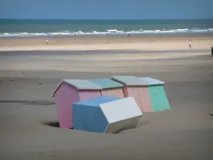 蛋白石海岸的风景 - 沙滩与五颜六色的小木屋和海（拉芒什），在Berck-sur-Mer