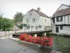 贝兹 - 水边的旧粮仓和半木结构的房子，横跨贝泽河的花桥