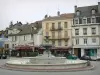 贝尔利 - Place des Terreaux的喷泉和房屋外墙;在Lower Bugey