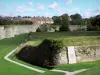 贝尔格 - 城墙（防御工事，围墙），坚固城市的房屋，半月形和树木
