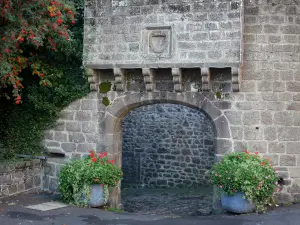 贝斯和圣阿纳斯泰斯 - 中世纪城市和文艺复兴时期：城市的大门;在Auvergne火山区域自然公园
