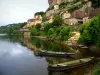 贝纳克和卡泽纳克 - 河（多尔多涅省）有小船，岸边和村庄的房子，在多尔多涅河谷，在佩里戈尔