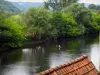 贝纳克和卡泽纳克 - 在佩里戈尔多尔多涅河谷俯瞰河流（多尔多涅省）和沿水的树木的屋顶