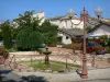 贡托德诺加雷 - 喷泉，路灯柱和村庄的房子