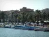 邦多勒 - 五颜六色的小船和港口小船，散步标示用棕榈树和海滨胜地的房子