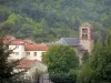 阿尔德斯 - Saint-Dizaint教堂的钟楼和树木环绕的村庄的房屋;在Auvergne火山区域自然公园