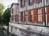 香槟沙隆 - 水边（河）的半木结构房屋