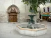 马诺斯克 - 圣索沃尔广场喷泉，圣索沃尔教堂正面，梧桐树，咖啡馆露台和老城区的房子