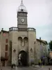 马诺斯克 - Soubeyran门上有一座钟楼和老城区的房屋
