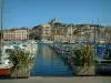 马赛 - 旧港口有一排排的船只，建筑物和大教堂Notre-Dame-de-la-Garde俯瞰整个城市
