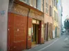 马赛 - Panier区（旧马赛）：拥有色彩缤纷的外墙和旧招牌的房屋