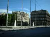 马赛 - 与喷泉和建筑物的县广场