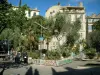 马赛 - 小广场装饰着喷泉和树木
