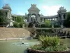 马赛 - Palais Longchamp装饰着喷泉，植物和树木