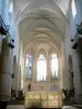 Abadia de Ambronay - Antiga abadia beneditina (centro de encontro cultural): interior da igreja da abadia: coro e altar