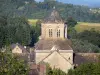 Abadia de Aubazine - Torre sineira octogonal da igreja abadia cisterciense em um cenário verde