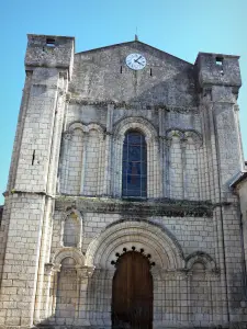 Abadía de Bassac - Fachada románica de la iglesia de la abadía de Saint-Etienne