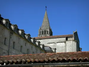 Abadía de Bassac - Campanario de la iglesia de la abadía de Saint-Etienne y edificios conventuales
